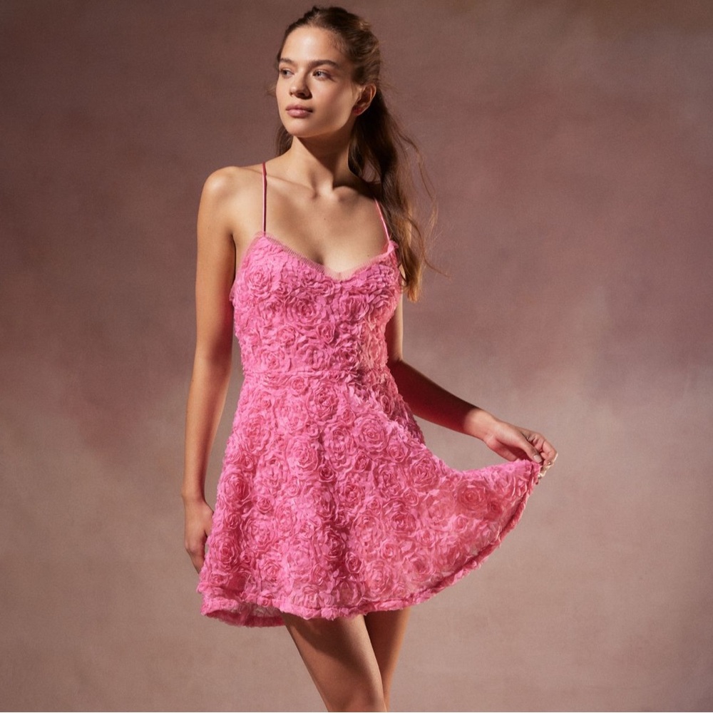 UO x Kimchi Blue Rosie Textured Rosette Mini Dress in Pink size Large NWT